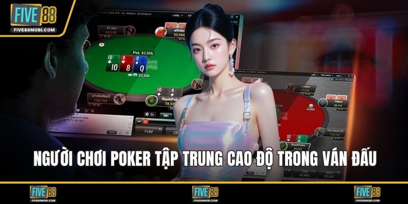 Người chơi poker tập trung cao độ trong ván đấu